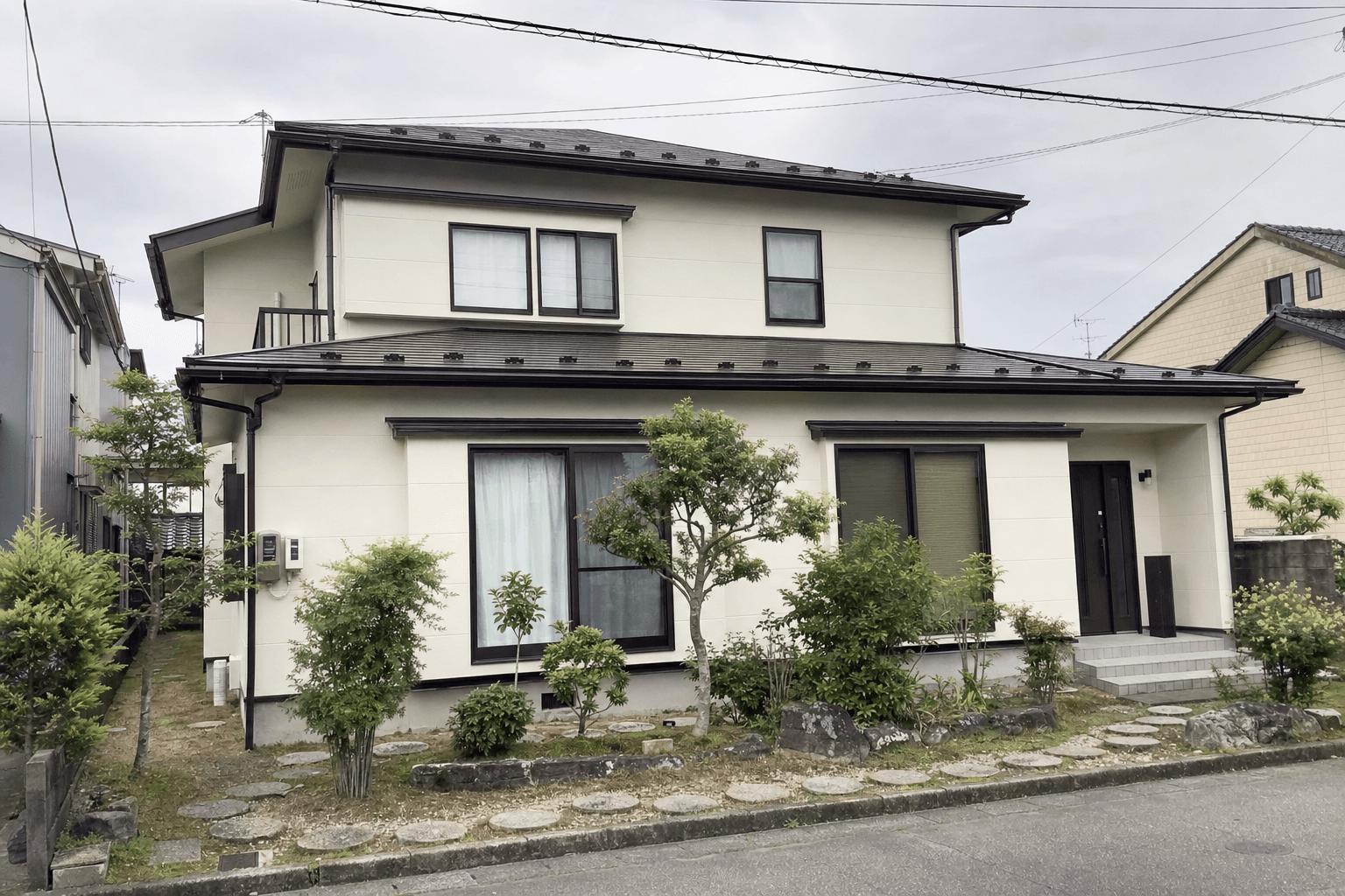 金沢市の外壁屋根塗装施工後の住宅全景