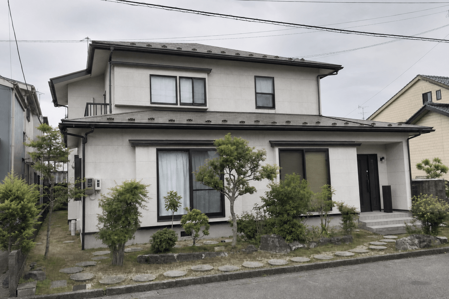 金沢市の外壁屋根塗装施工前の色あせた住宅全景