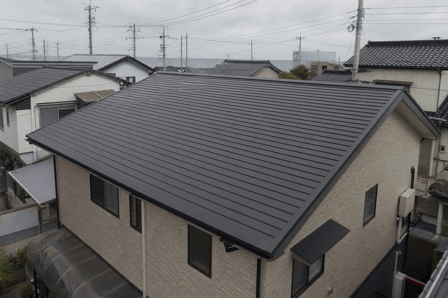 内灘町の屋根葺き替え後の軽量金属屋根