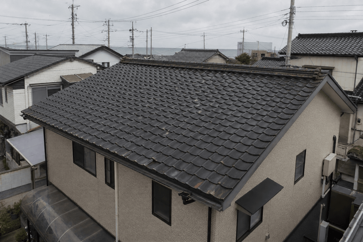 内灘町の屋根葺き替え前の傷んだ屋根