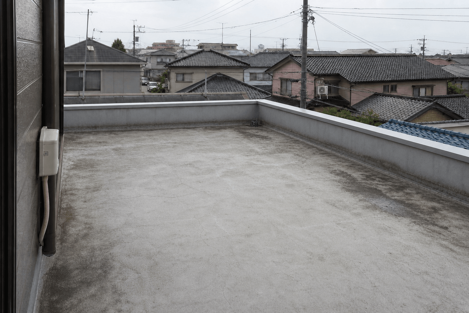 白山市の屋上防水施工前の退色した屋上床面