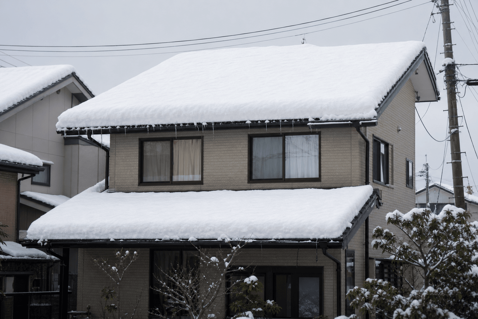 雪が積もった石川県の住宅屋根
