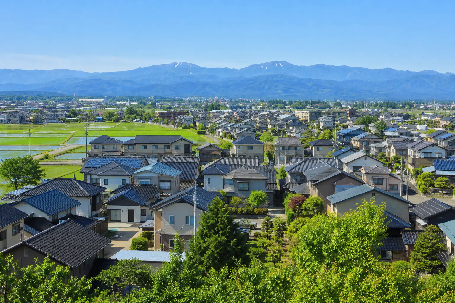 山並みを望む石川県の住宅街をイメージした風景