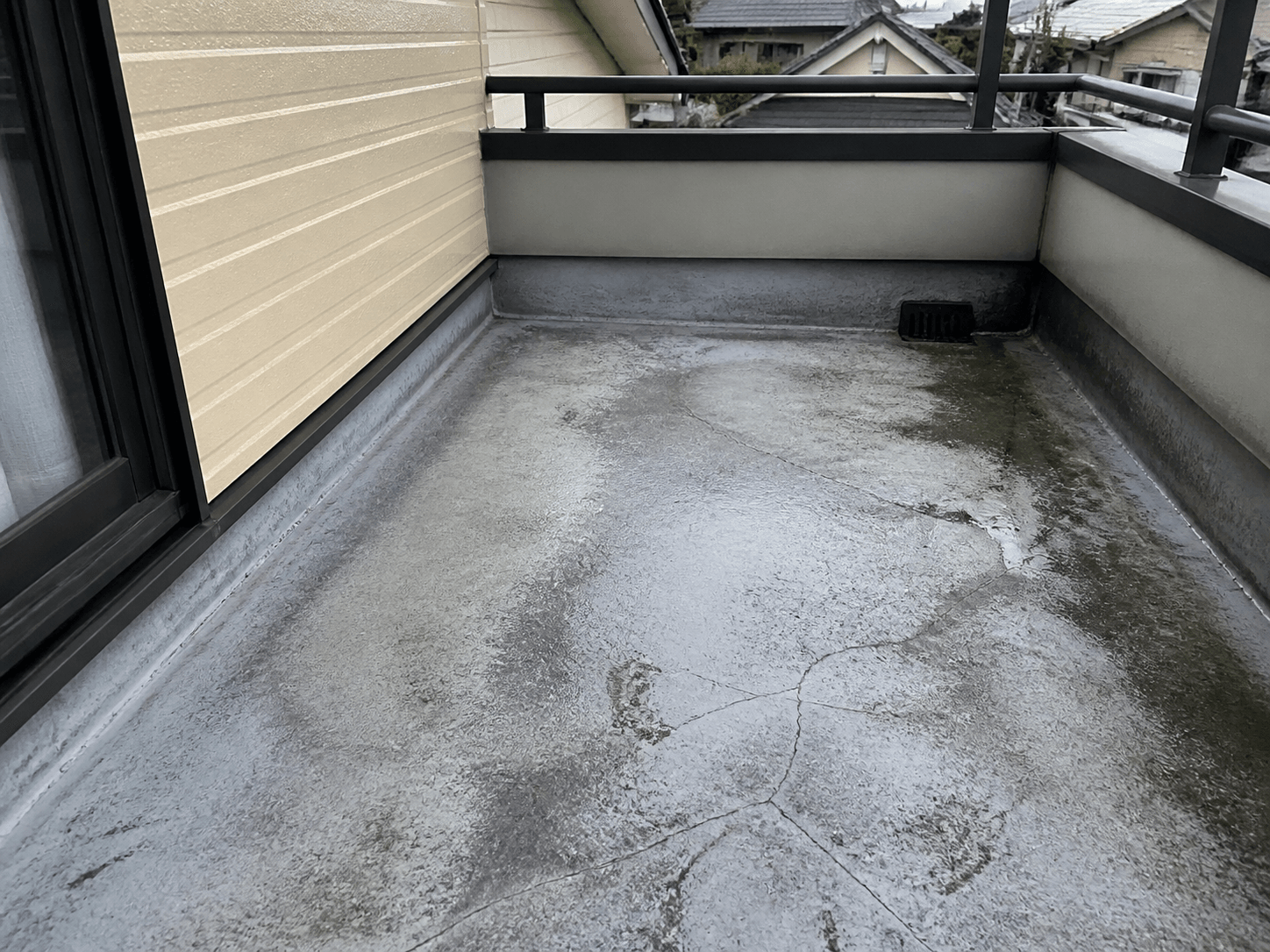 防水工事前のバルコニー床
