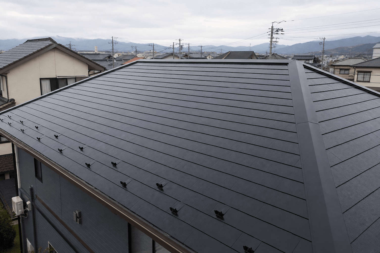 白山市の屋根塗装施工後の黒く整った屋根