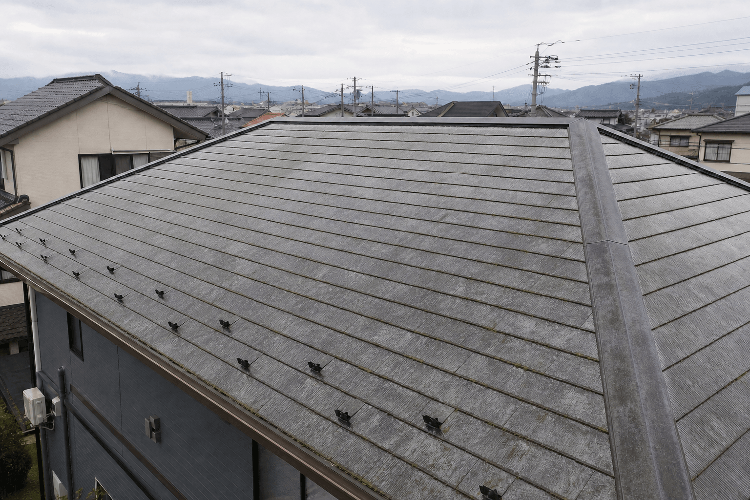 白山市の屋根塗装施工前の退色した屋根
