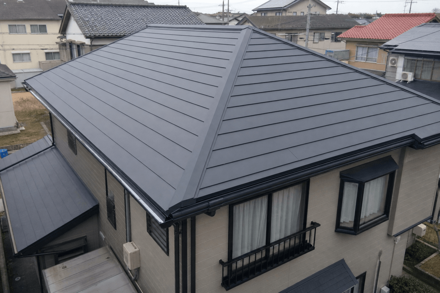 小松市の屋根カバー工法施工後のガルバリウム鋼板屋根