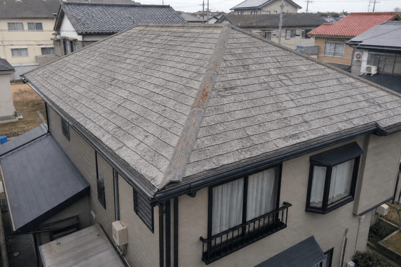 小松市の屋根カバー工法施工前の反りが出たスレート屋根