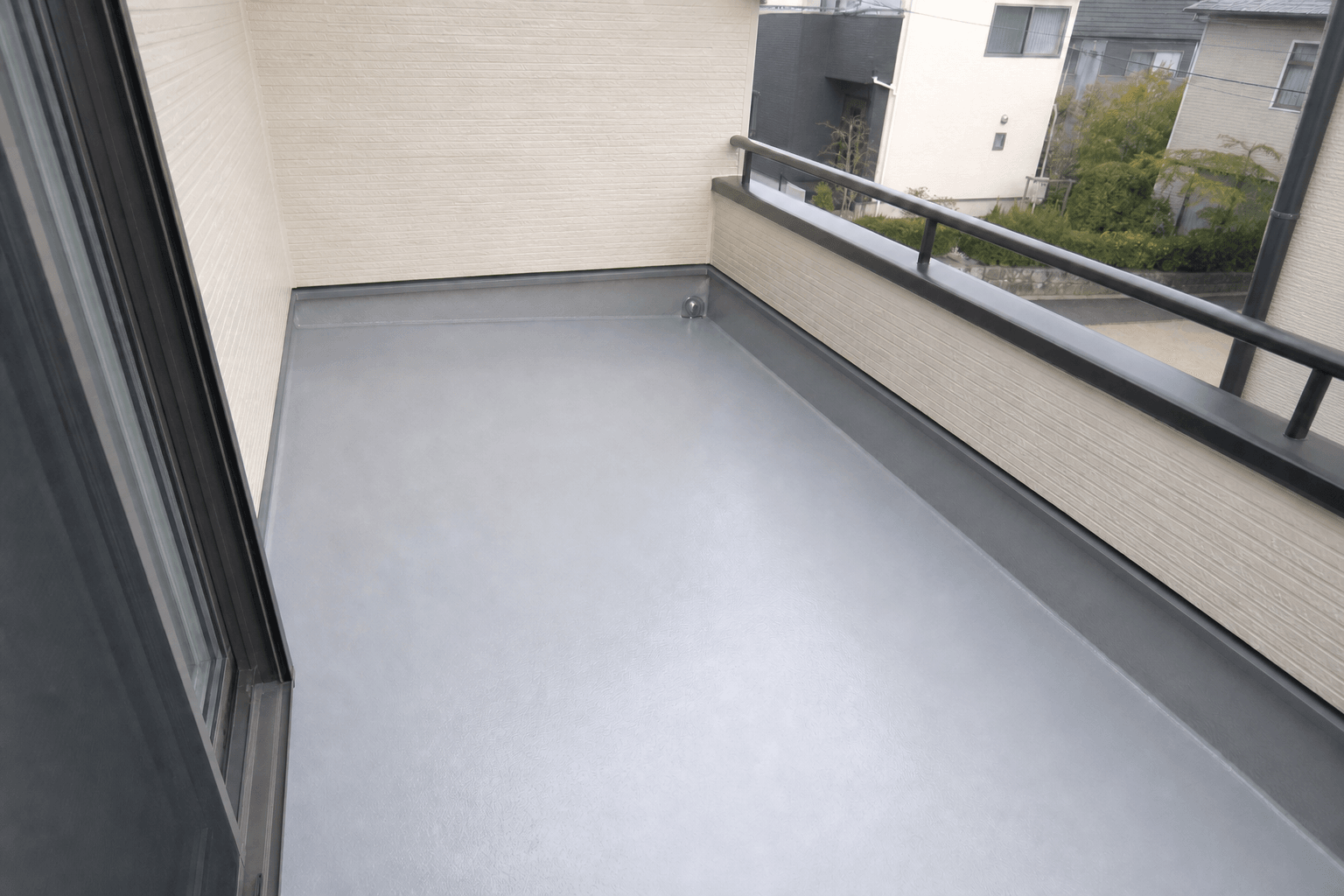 加賀市のバルコニー防水施工後の滑らかな床面