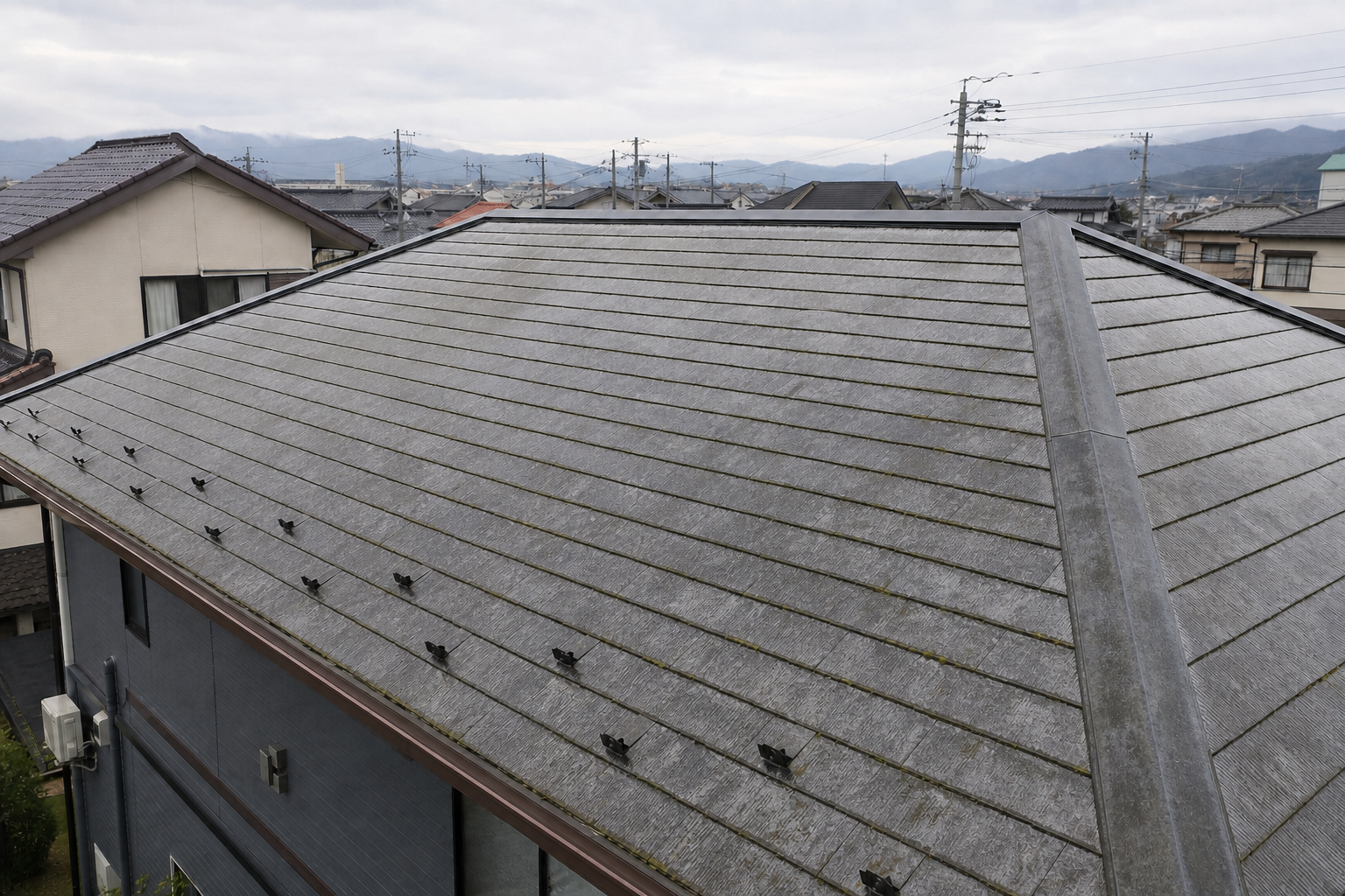 白山市の屋根塗装施工前の退色した屋根