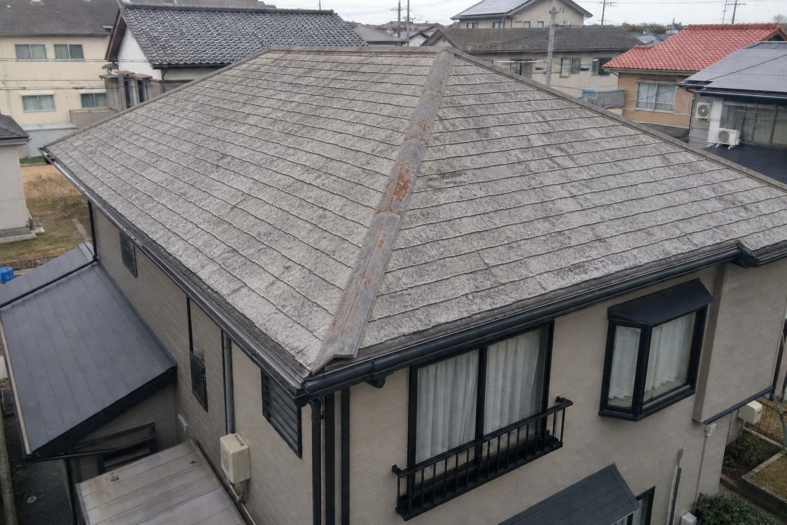 小松市の屋根カバー工法施工前の反りが出たスレート屋根