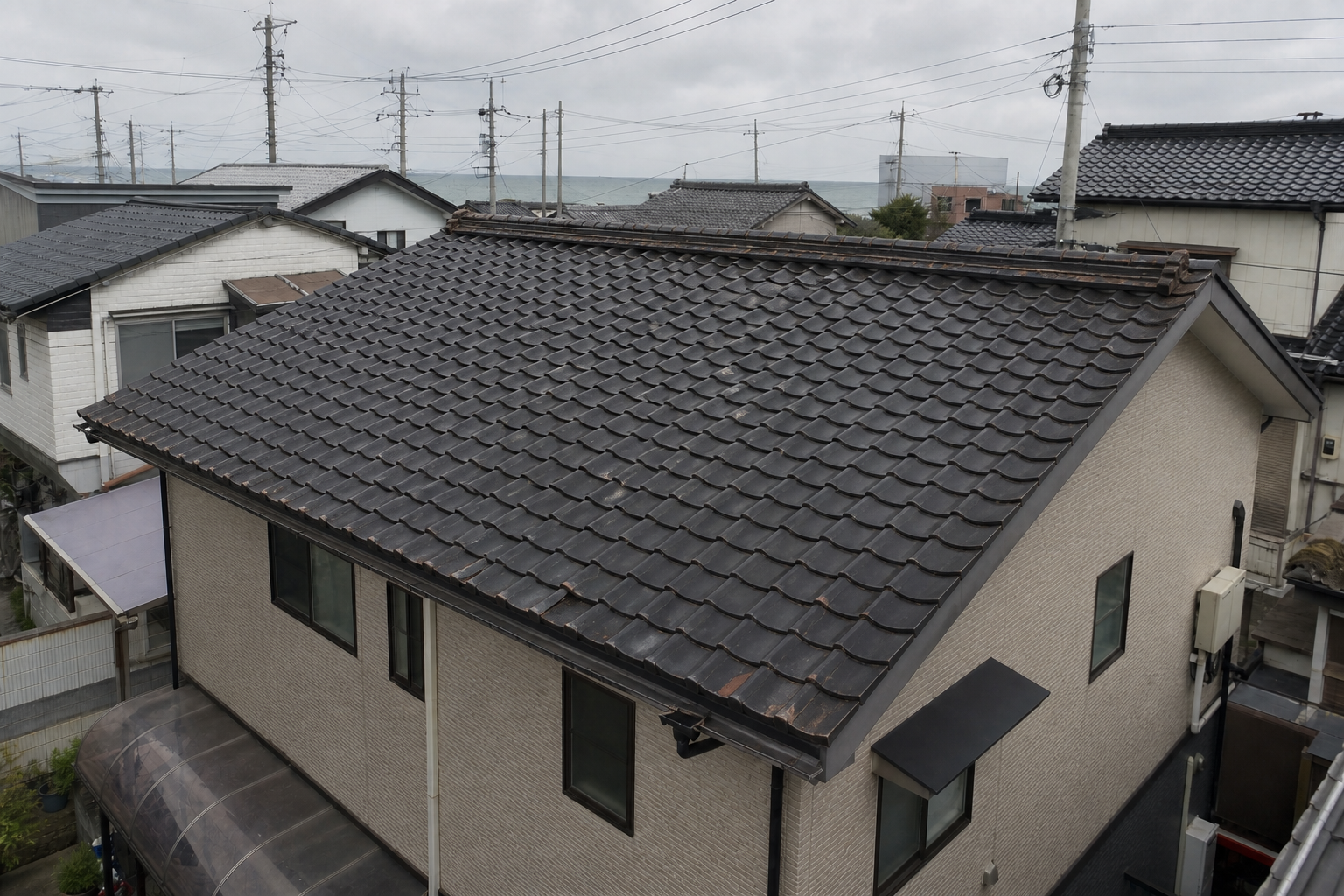 内灘町の屋根葺き替え前の傷んだ屋根